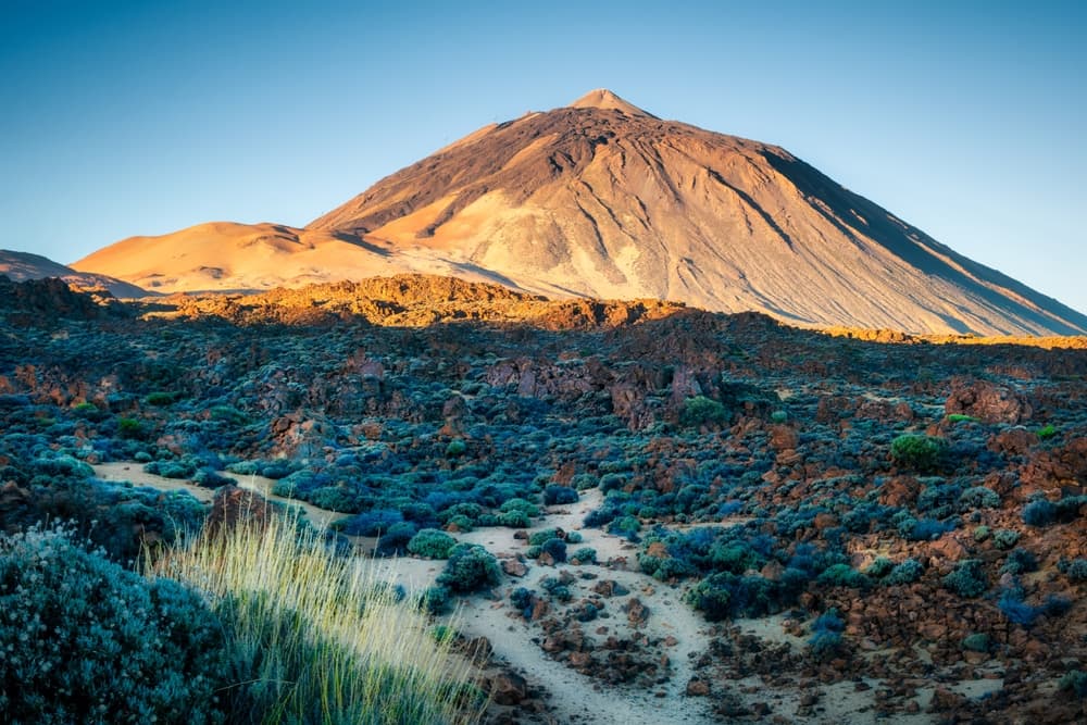 El Teide es la montaña más alta de España, con 3.715 metros sobre el nivel del mar, y uno de los volcanes más impresionantes y emblemáticos de Europa.